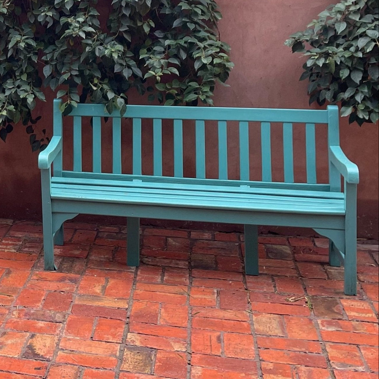 banc dans les jardins de majorelle peint en vert menthe