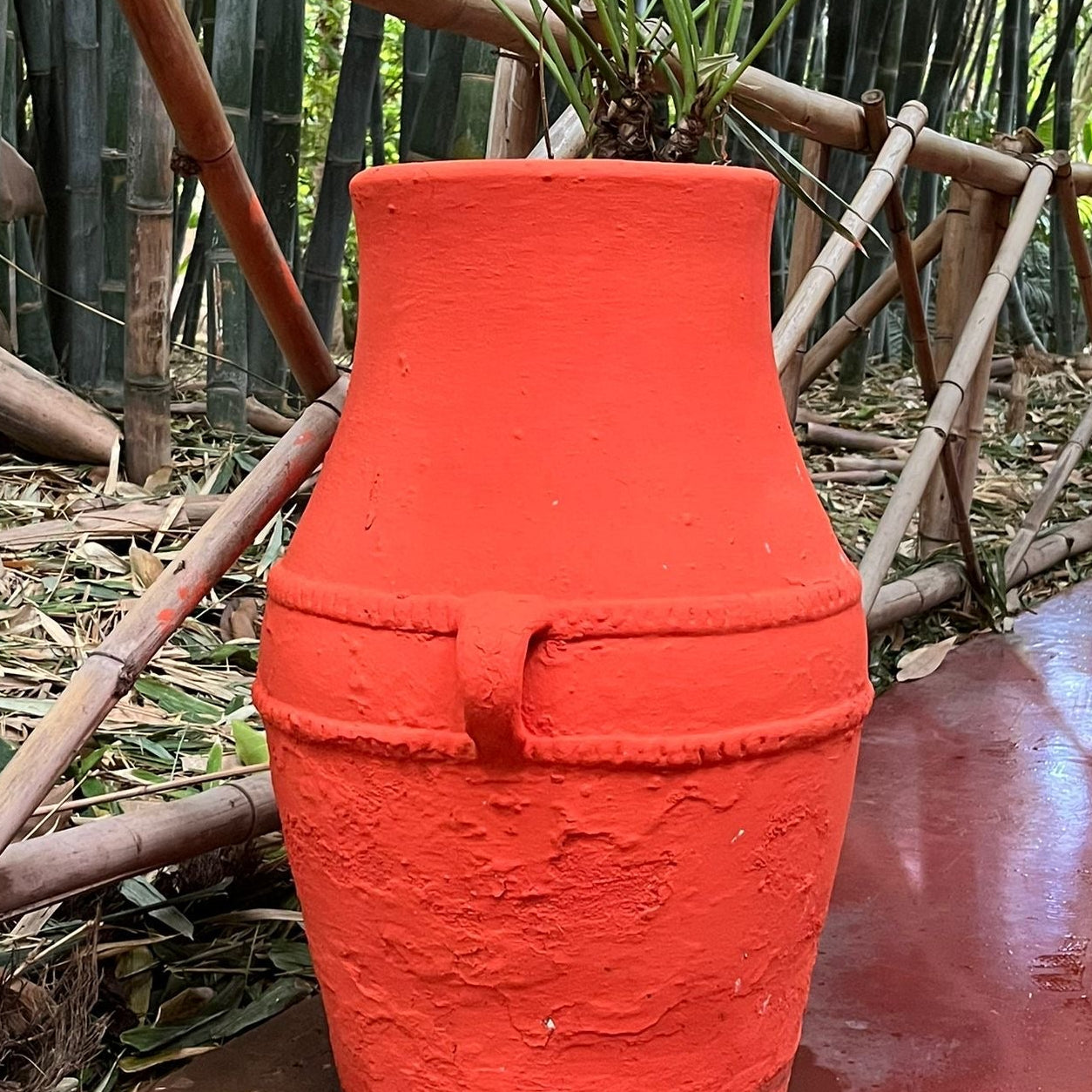 photo d'un pot en cuite peint en orange medina