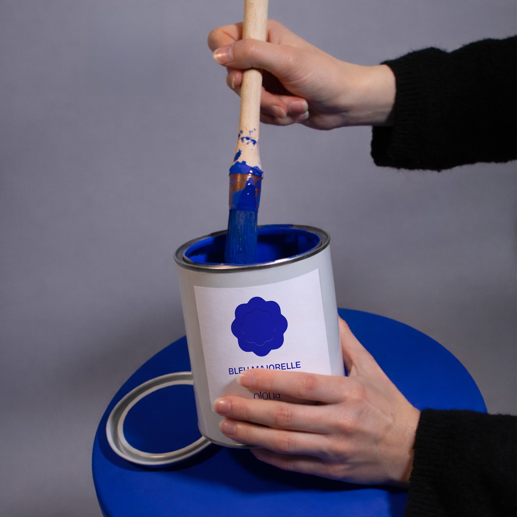 personne qui peint du bleu majorelle