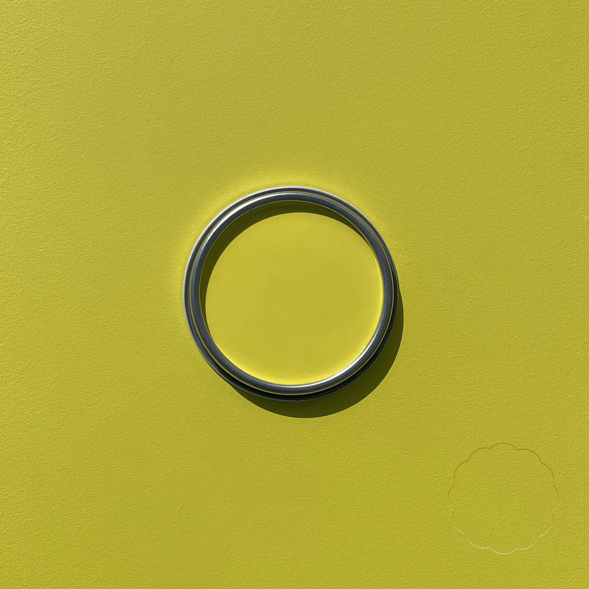 couvercle d'un pot de peinture jaune soufre