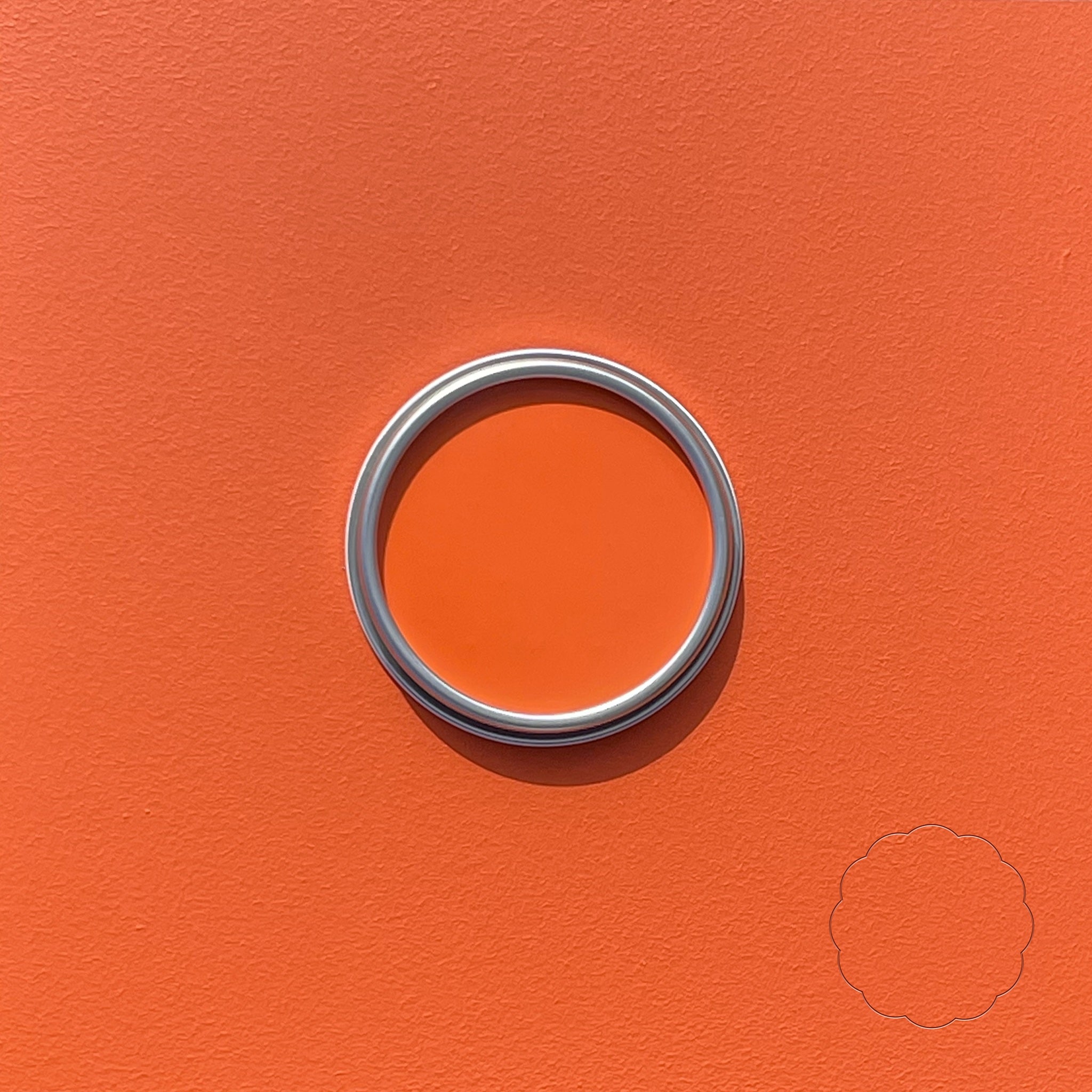 couvercle d'un pot de peinture orange médina