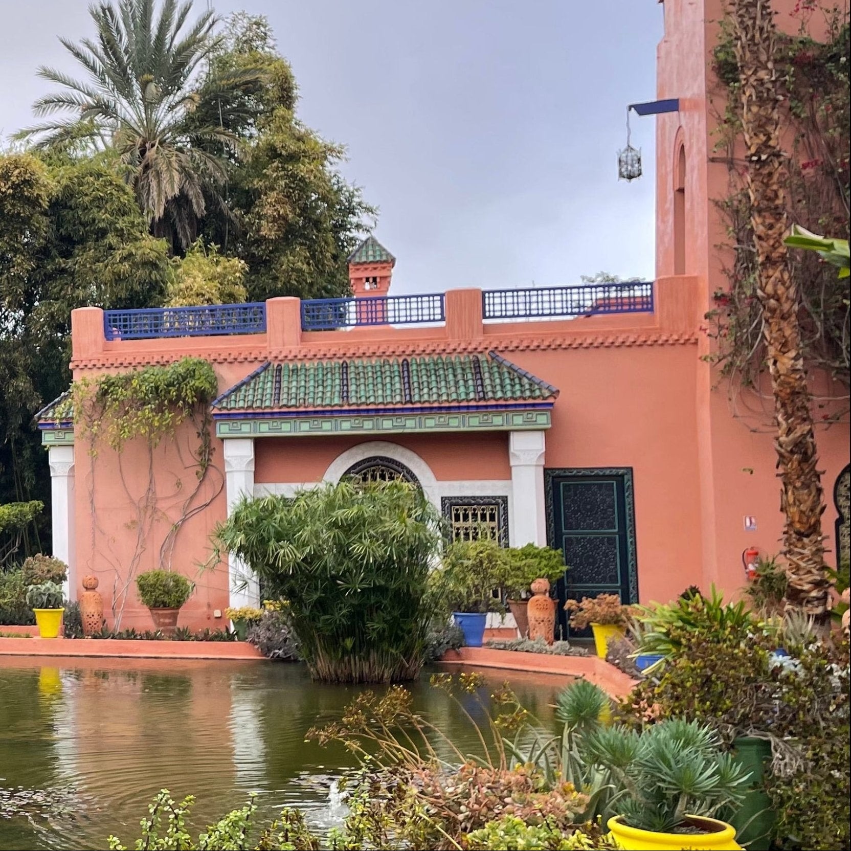 facade maison majorelle peinte en rose argile