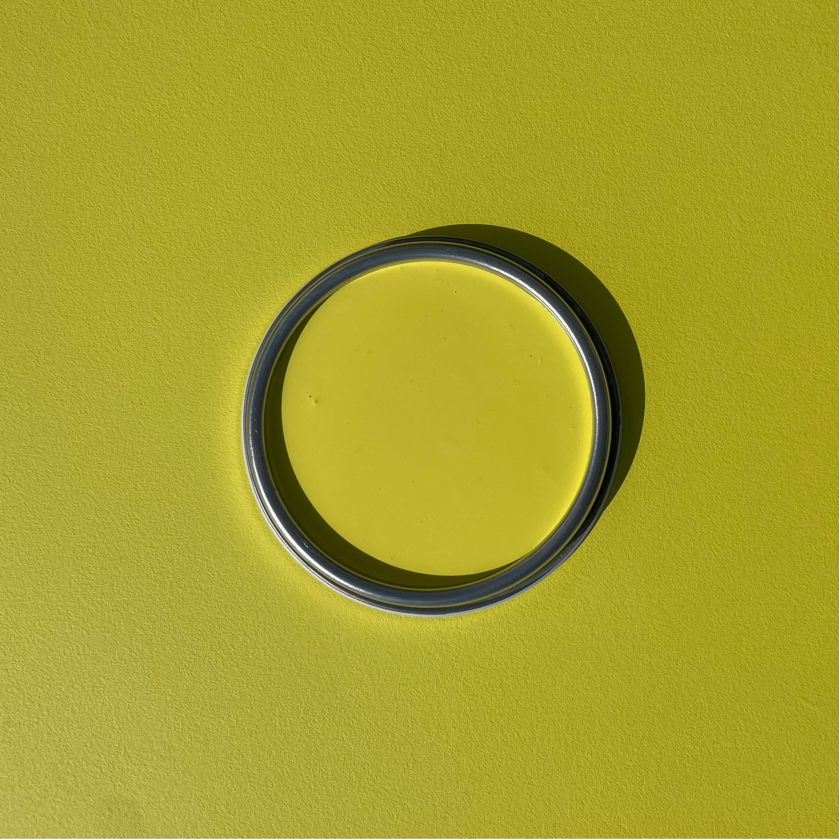 couvercle d'un pot de peinture jaune soufre