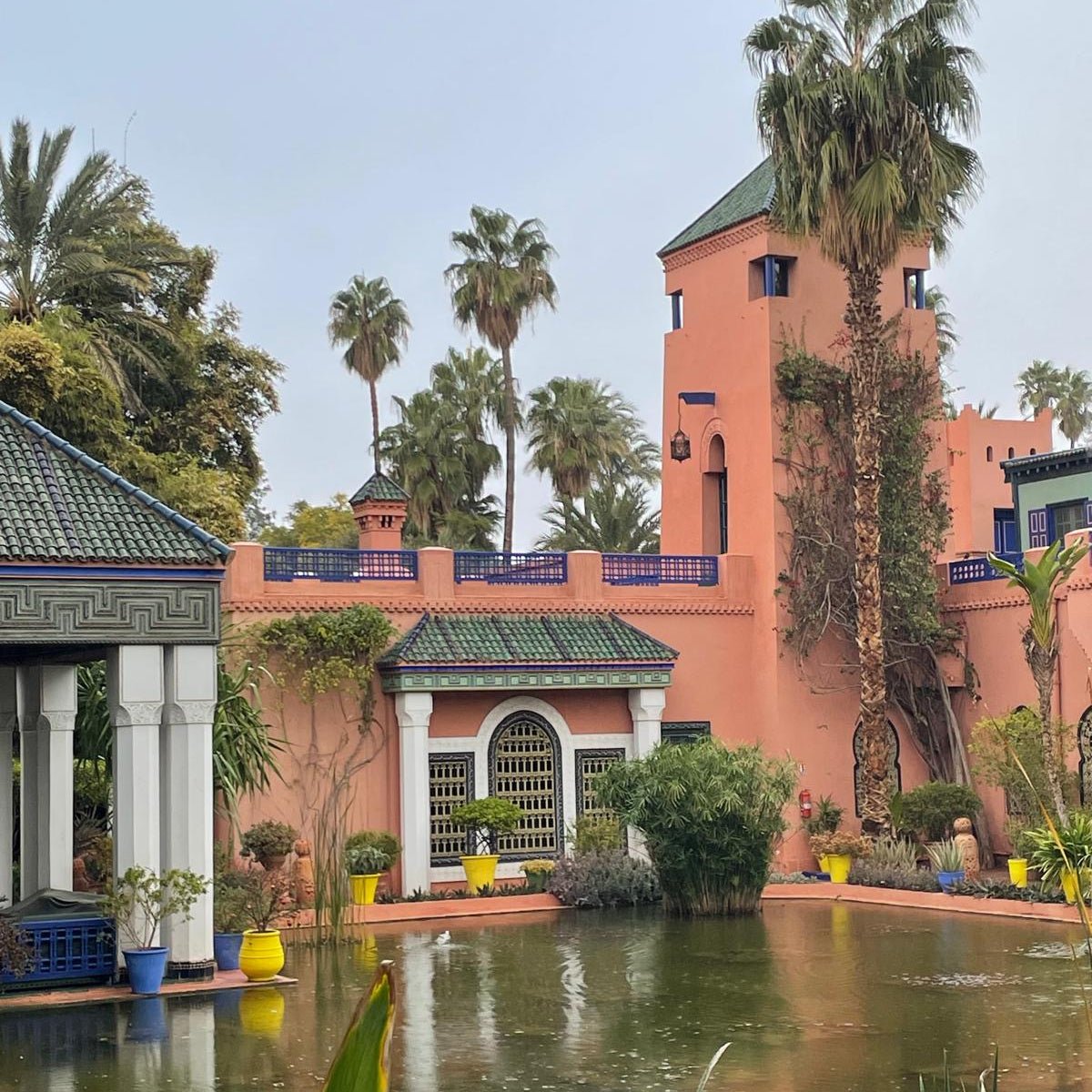 Peinture exterieure mat rose argile dans les jardin de majorelle